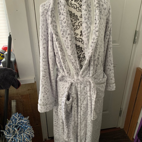 Jessica Simpson Robe - Picture 2 of 6
